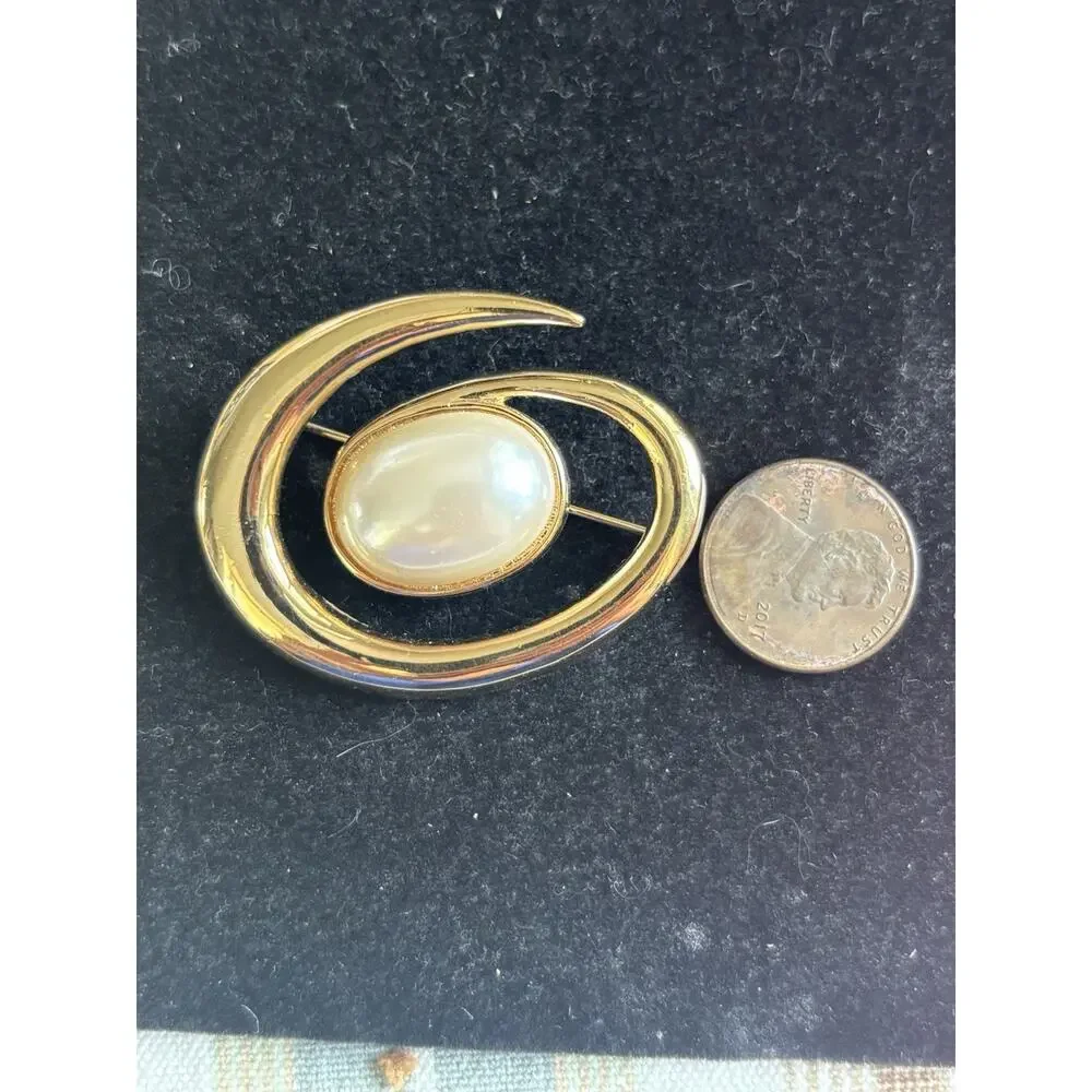 Vtg Signed Monet High Shine Gold Swirl Faux Pearl Brooch Geometric Very 1980’s